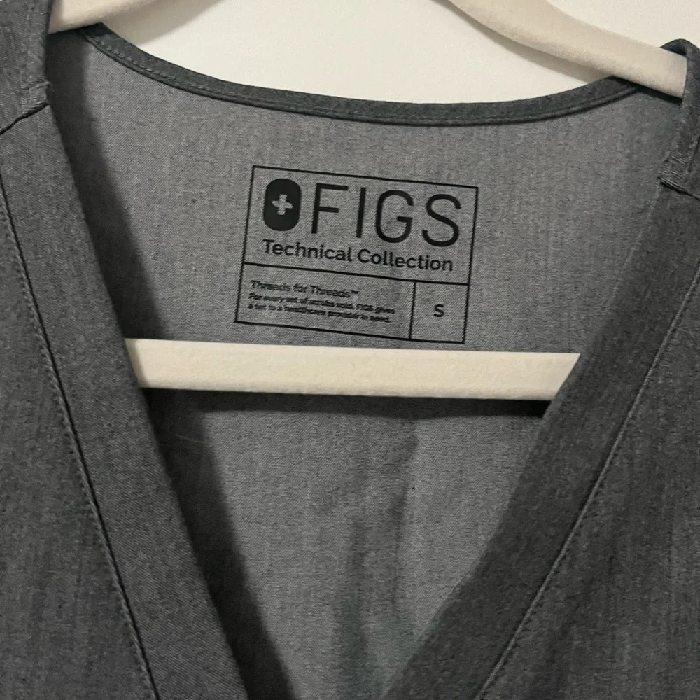 FIGS Casma Three-Pocket Scrub Top in Graphite - Picture 4 of 5